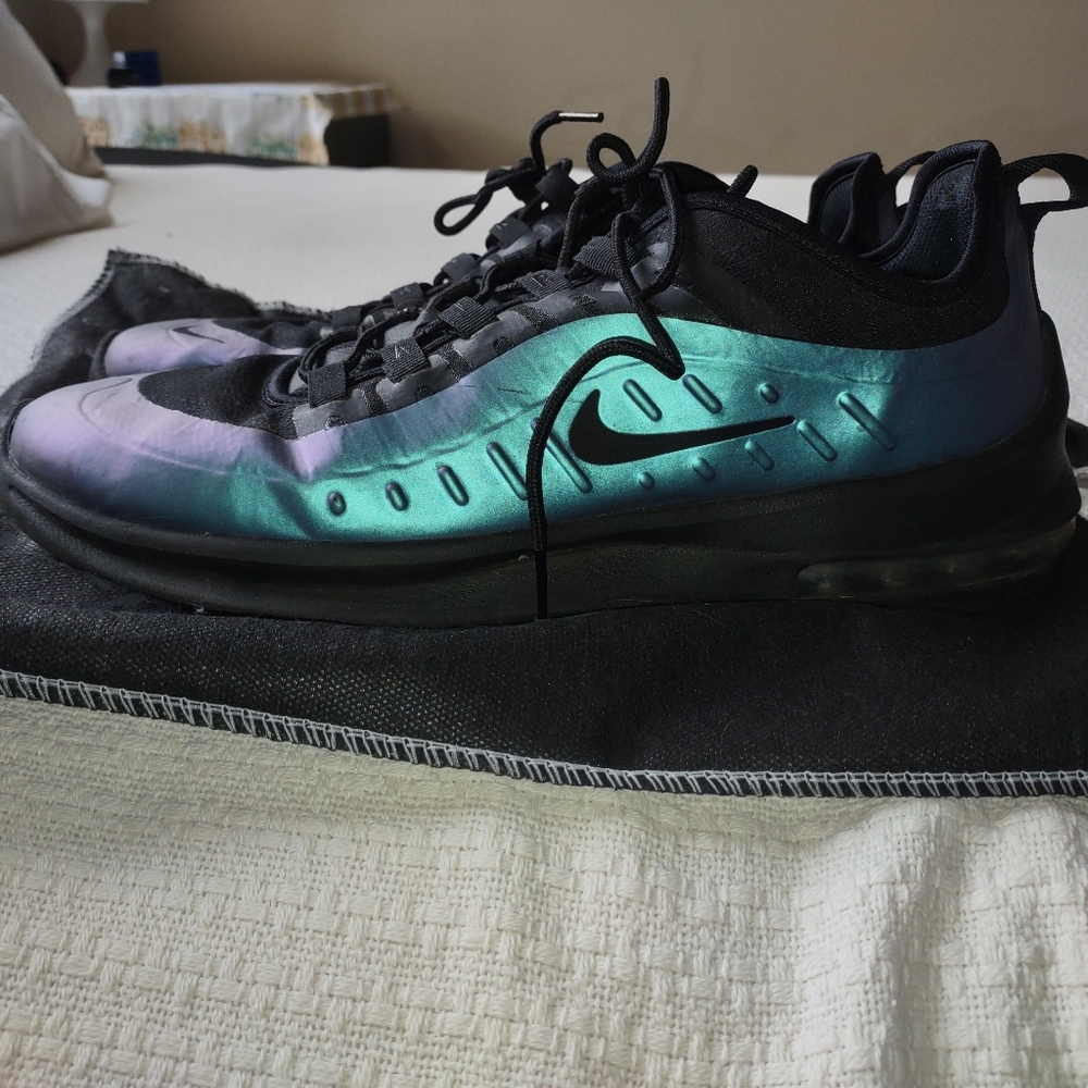 Nike Air Max Axis Premium Throwback Future